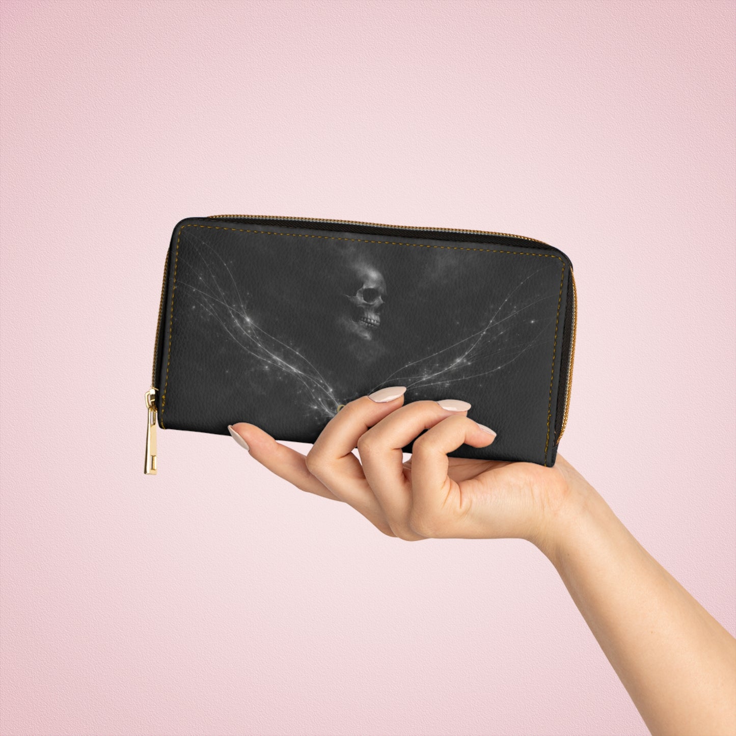 Cartera con Cremallera Veiled Remains — Cartera Gótica de Cuero Negro con Diseño de Calavera Fantasmagórica