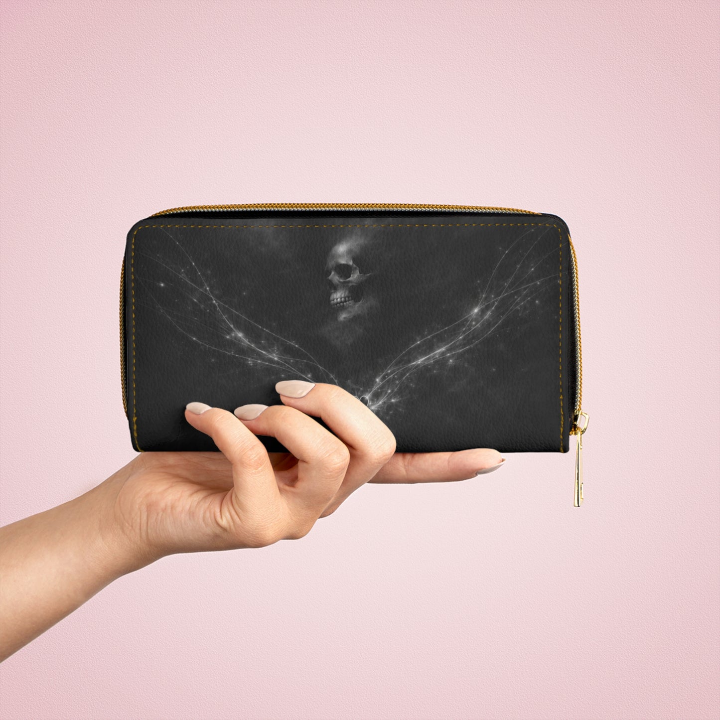 Cartera con Cremallera Veiled Remains — Cartera Gótica de Cuero Negro con Diseño de Calavera Fantasmagórica
