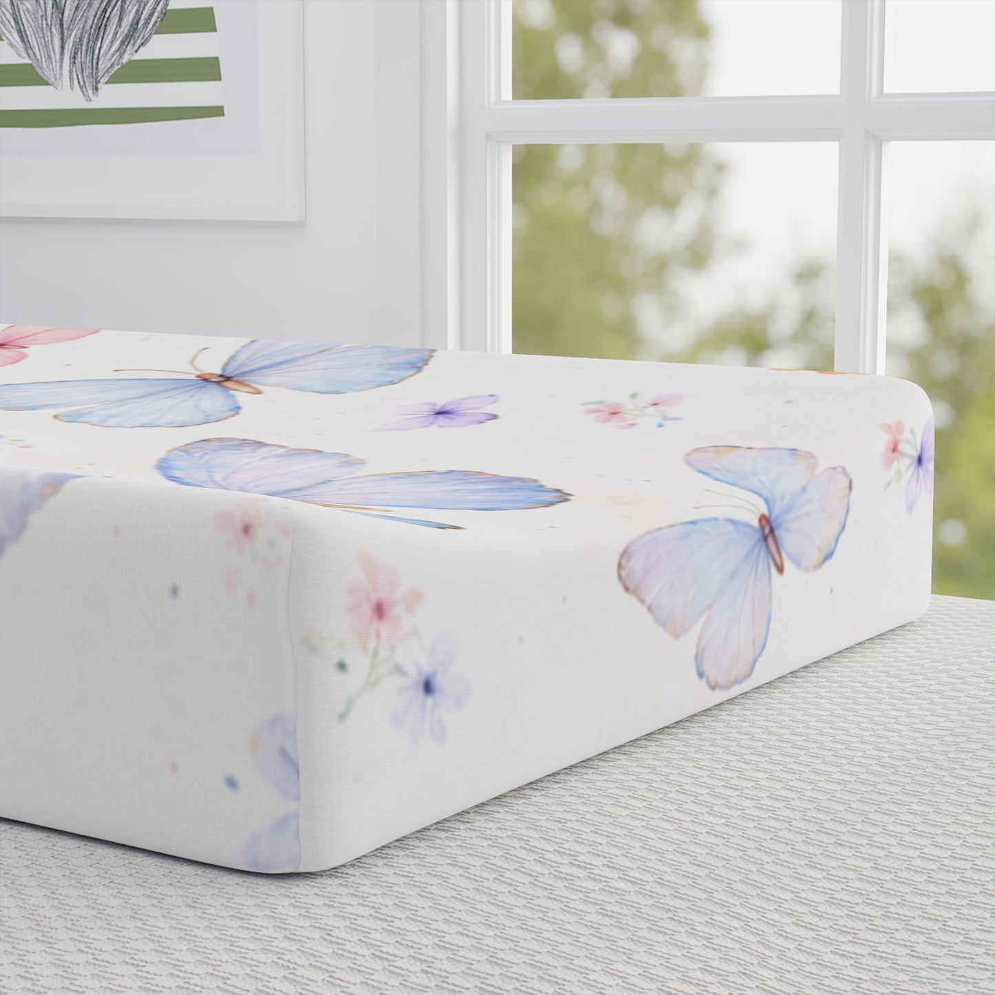 Funda para cambiador de bebé mariposa — Atrevida mariposa blanca para guardería